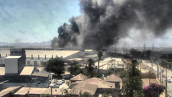 Incendio afecta a bodegas en San Bernardo: Bomberos trabaja para evitar su propagación