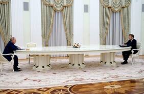 ¿Por qué midió seis metros de largo la mesa que separó a Putin y Macron en el Kremlin?