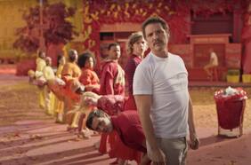 Pedro Pascal baila al ritmo de la música en nuevo anuncio de Apple