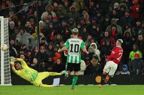 Pellegrini y Bravo sufren en su retorno a Old Trafford: Manchester United deja al borde del nocaut al Betis