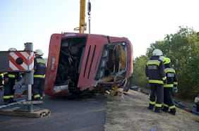 Al menos 12 muertos y 10 heridos graves tras volcamiento de autobús con peregrinos polacos en Hungría