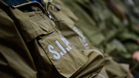 Se fotografiaron en un baño: dos alumnos de liceo en Talcahuano son detenidos por mantener una escopeta en la sala de clases