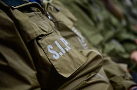 Se fotografiaron en un baño: dos alumnos de liceo en Talcahuano son detenidos por mantener una escopeta en la sala de clases