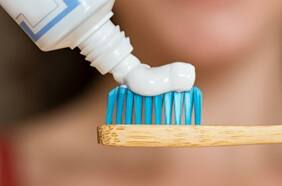 Sernac oficia a P&G por pastas dentales con fluoruro de estaño: podrían causar lesiones bucales