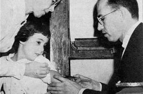 Diez niños muertos, 164 parapléjicos y 70 mil menores infectados: el traumático debut de la inoculación contra la polomielitis y el peligro de acelerar la producción de una vacuna