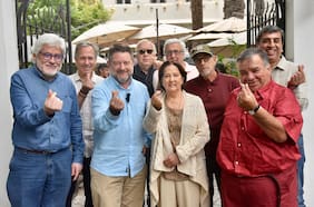 Militantes de Amarillos le entregan su apoyo a Claudio Orrego de cara a la segunda vuelta de gobernadores regionales