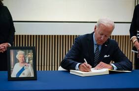 Biden rinde homenaje a Isabel II en libro de condolencias: “Estoy encantado de haberla conocido”