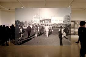 El lado oscuro de la Luna: la muestra gratuita de Alfredo Jaar en el Museo Nacional de Bellas Artes