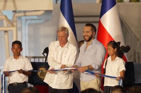 “No fuimos capaces de llegar de manera oportuna”: Kast revive polémica por retraso en entrega de útiles escolares en Chile desde El Salvador