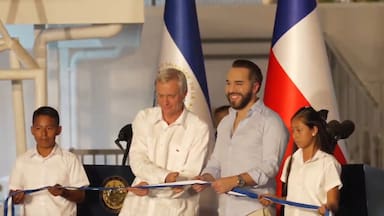 “No fuimos capaces de llegar de manera oportuna”: Kast reabre polémica por retraso en entrega de útiles escolares en Chile desde El Salvador