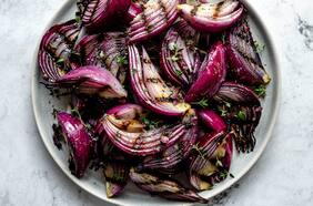 Cebollas moradas dulces a la parrilla: con salvia, nueces y miel