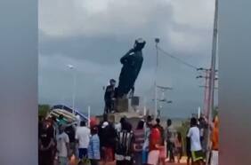 Derriban estatua de Hugo Chávez en protesta por resultados que dieron como vencedor a Maduro