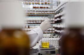 Un estudio asegura que las investigaciones chinas publicadas en revistas científicas son mejores que las de EEUU