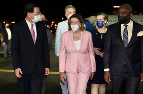Nancy Pelosi llega a Taiwán mientras China advierte sobre consecuencias desastrosas