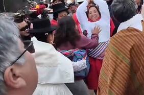 Video: Presidenta Boluarte es agredida mientras participaba en la inauguración de una carretera en Ayacucho