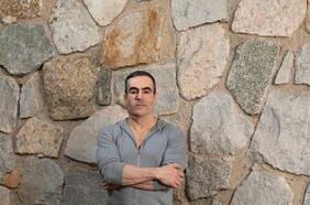 Idolatría, camisetas, drogas y rehabilitación: Dueño de la colección de Maradona inaugura muestra que lo conecta con el Diez