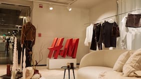 Cómo es el renovado showroom de H&M en Santiago donde adelantó su colección otoño/invierno