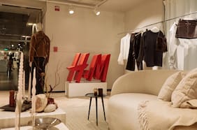 Cómo es el renovado showroom de H&M en Santiago donde adelantó su colección otoño/invierno