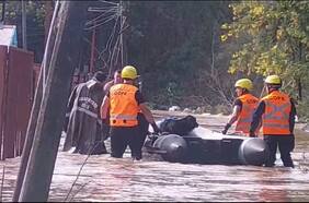 Rescatan a un perrito tras el desborde del Río Andalién en Concepción