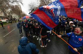 Hinchas de la U. de Chile se manifiestan en la embajada de Argentina tras graves incidentes en partido contra Independiente