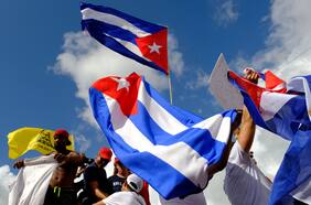 Cubanos residentes en Chile protestan ante el consulado de su país en respaldo a las manifestaciones contra el gobierno en la isla