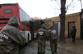 Dueño de casa, conductor y un pasajero lesionados: bus oruga del transporte público choca contra domicilio en Cerro Navia