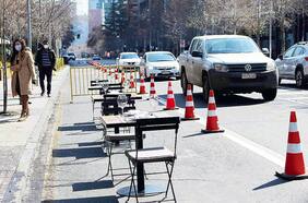 Sin “picoteos”, no fumar y evitar la carta física: Las recomendaciones de las autoridades de cara a la apertura de restaurantes y cafés en 5 comunas de la RM