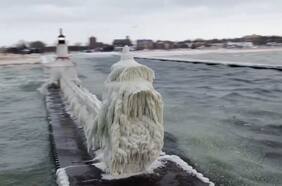 El impresionaste registro de un dron que muestra un faro congelado