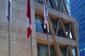 Contraloría emplaza a Peñaloza a elegir sistema de control por horas extras en medio de repentina muerte de tesorero de Las Condes