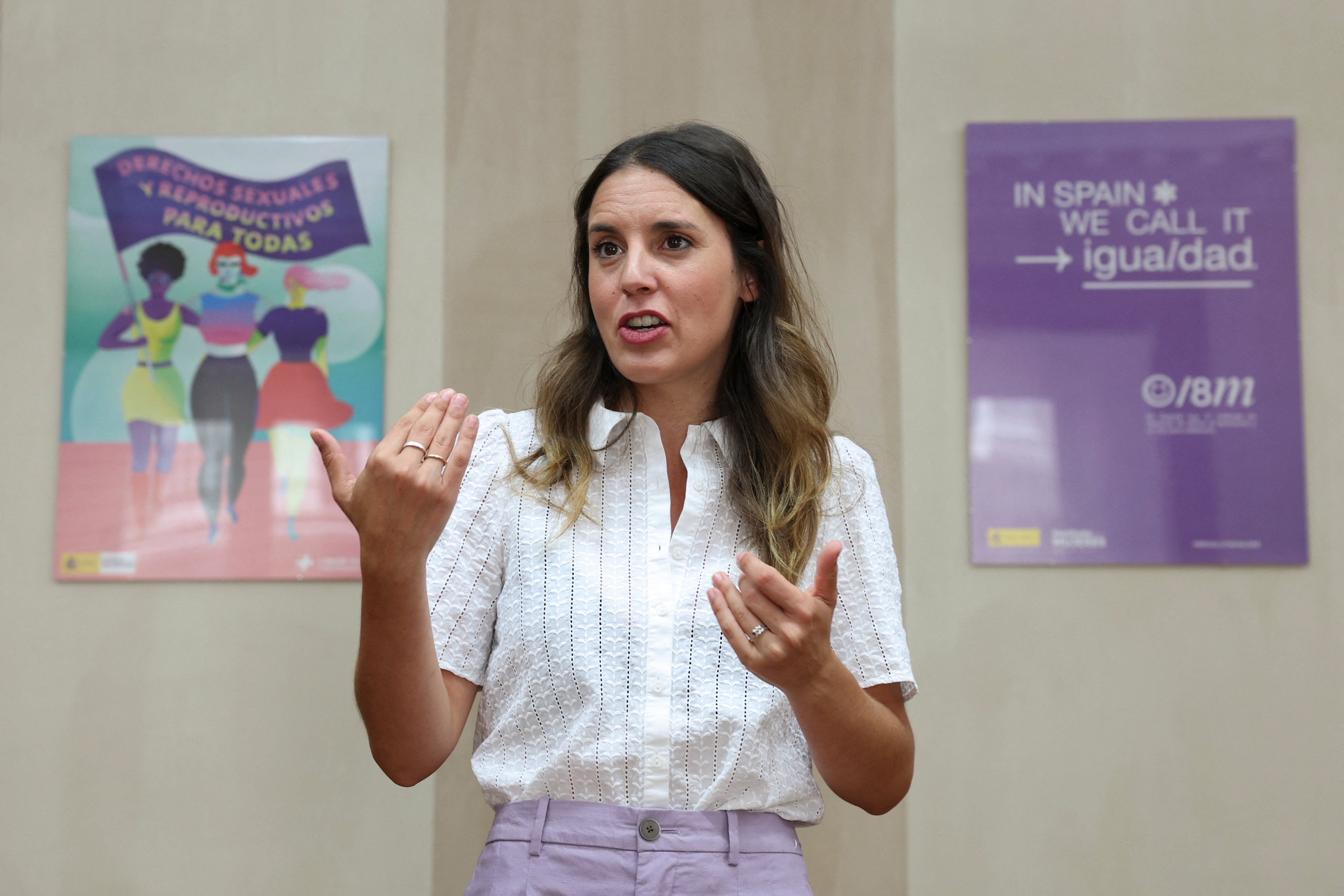 La entonces ministra de Igualdad de España, Irene Montero, habla tras una entrevista en Madrid, el 30 de agosto de 2023.