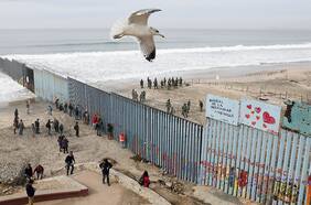 Acusan a exasesor de Trump de estafar a donantes de millones de dólares para construir muro fronterizo con México