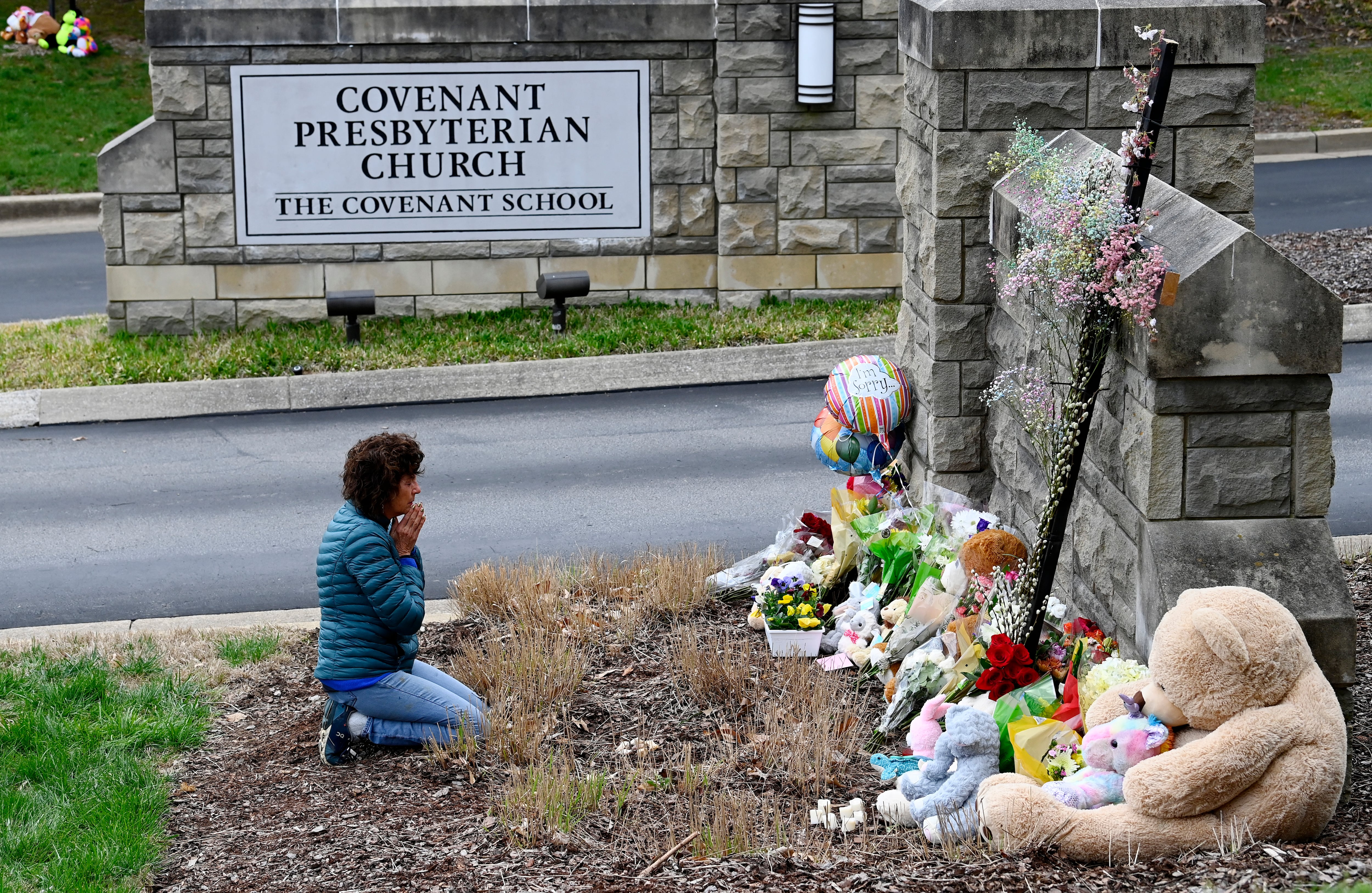 Memorial improvisado a la entrada de la escuela The Covenant, en Nashville, Tennessee, donde tres niños y tres miembros del personal escolar murieron a manos de un exalumno en un tiroteo masivo.