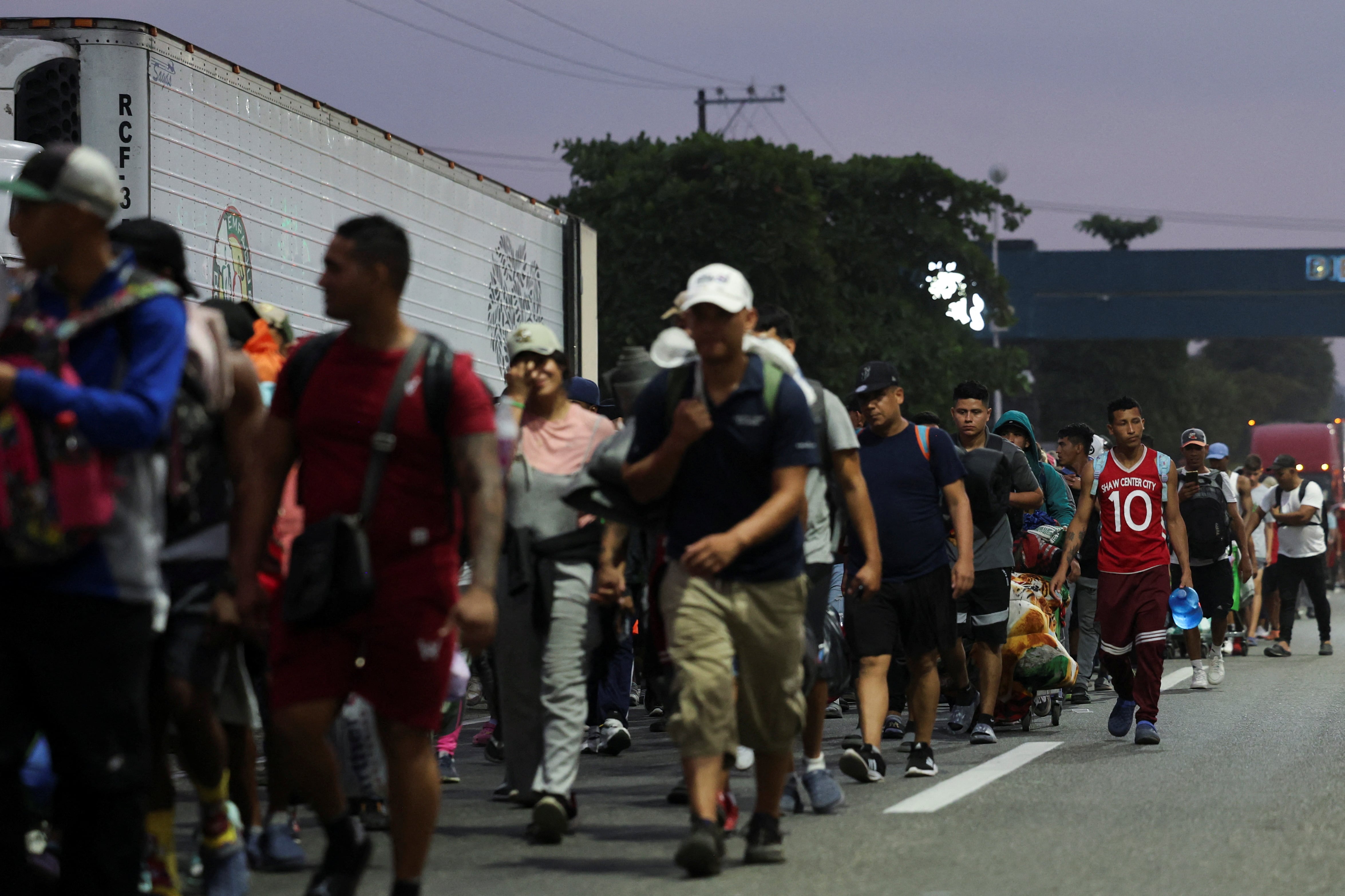 Migrantes caminan en una caravana con destino a la frontera norte con Estados Unidos, en Huehuetán, estado de Chiapas, México, el 20 de enero de 2025.