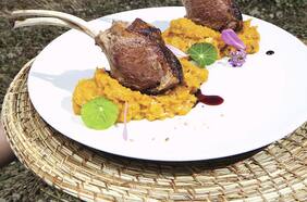 Chuletas de cordero con puré de zapallo asado y salsa de vino tinto