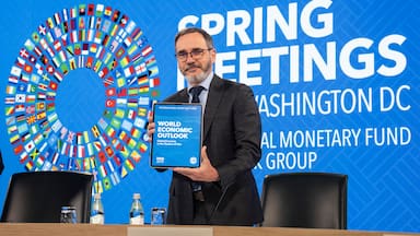Economista jefe del FMI explica alza en proyección de PIB para Chile y dice que sin guerra el aumento era incluso mayor
