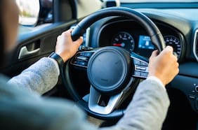 Conoce los 7 peores hábitos de conducción que dañan el auto