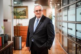 Rector Hugo Lavados: “No nos parece que deba haber una inhibición a la posibilidad de la USS de ser autónoma respecto a la contratación”