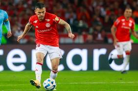 “Jugó en contra de la opinión de los médicos y el problema empeoró”: en Brasil advierten sobre Charles Aránguiz en su regreso a la U