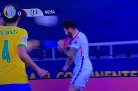 La brutal patada a Eugenio Mena que le cuesta la expulsión a Gabriel Jesús