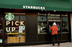 Starbucks planea aumentos para los baristas y dice que los cafés sindicalizados tendrán que llegar a un acuerdo