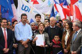 Matthei inscribe su precandidatura ante el Servel y estrena frase de campaña en medio de incomodidad por modelo de vocerías