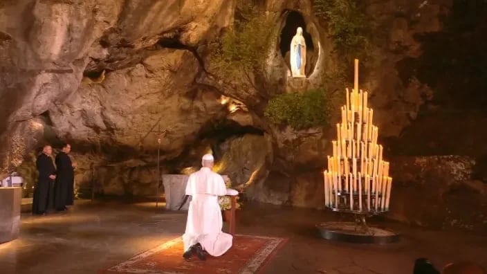 El Papa León XIV en la gruta donde se habría aparecido la Virgen María en Lourdes, Francia.