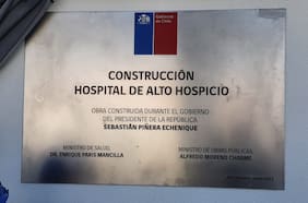 Gobierno anuncia restauración de placa del hospital de Alto Hospicio que reconocía a Piñera y que había sido retirada