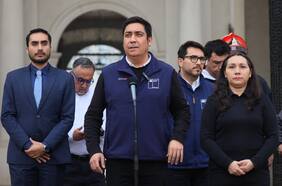 Gobierno asegura que emergencia por gas en Santiago centro es de “baja peligrosidad” y llama a retomar funciones con normalidad