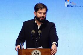 Boric afirma que amenazas actuales a la democracia son sutiles y remarca: “Ya no necesitan bombardear el palacio de gobierno”