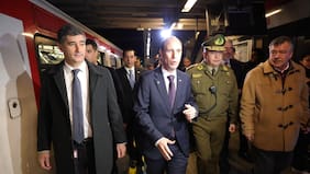 Ministro Arrau encabeza nuevo copamiento policial en Metro de Santiago: alrededor de 150 carabineros desplegados en 15 estaciones