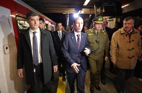 Ministro Arrau encabeza nuevo copamiento policial en Metro de Santiago: alrededor de 150 carabineros desplegados en 15 estaciones