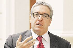 Defensa de Mañalich pide a la fiscalía que lo cite a declarar y querellante solicita ampliar diligencia a correos entre el exministro y Piñera