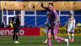 De vender sus camisetas de Paraguay para salvar a su hijo a héroe contra Alemania: la historia de Orlando Gill, la figura guaraní