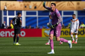 De vender sus camisetas de Paraguay para salvar a su hijo a héroe contra Alemania: la historia de Orlando Gill, la figura guaraní